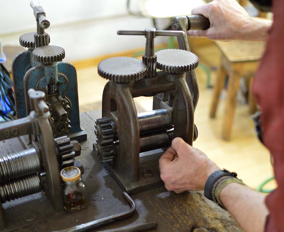 Máquina antigua de laminación de taller joyería y grabado con más de 60 años de historia en Burgos