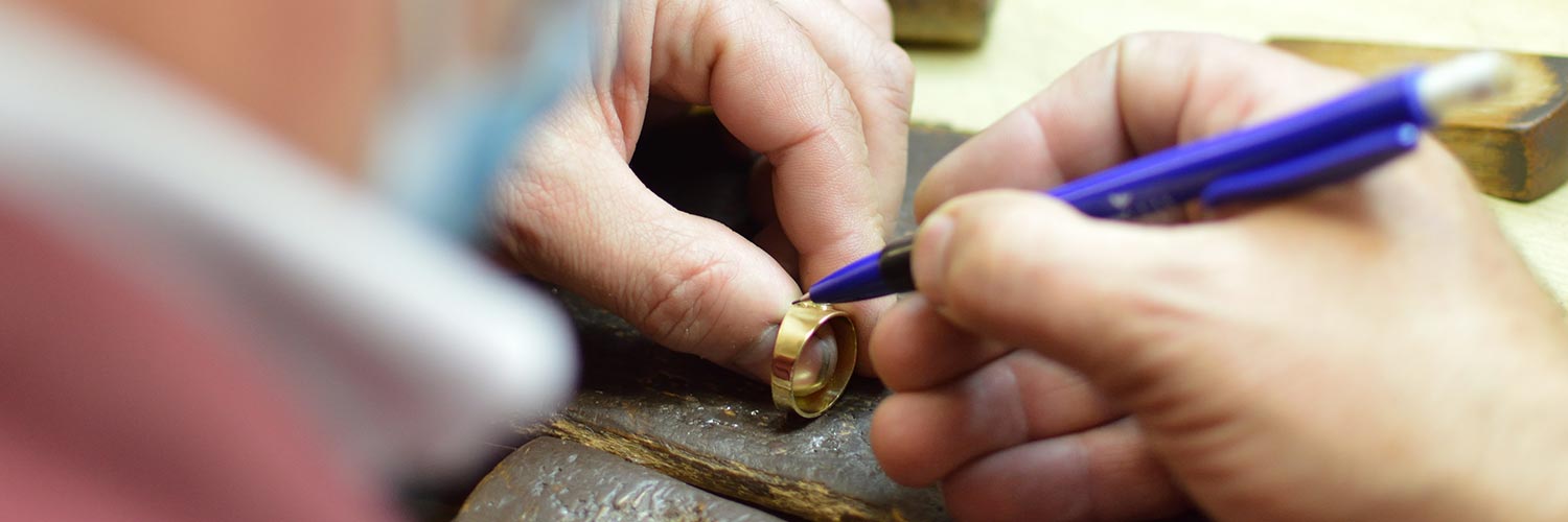 Grabando artesanalmente un anillo en taller de grabado en Burgos